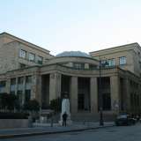 I contorni di un tempio greco disegnano l'elegante portico a doppia altezza con quattro colonne, su una delle quali resiste un doppio orologio in rame che ancora scandisce perfettamente le ore